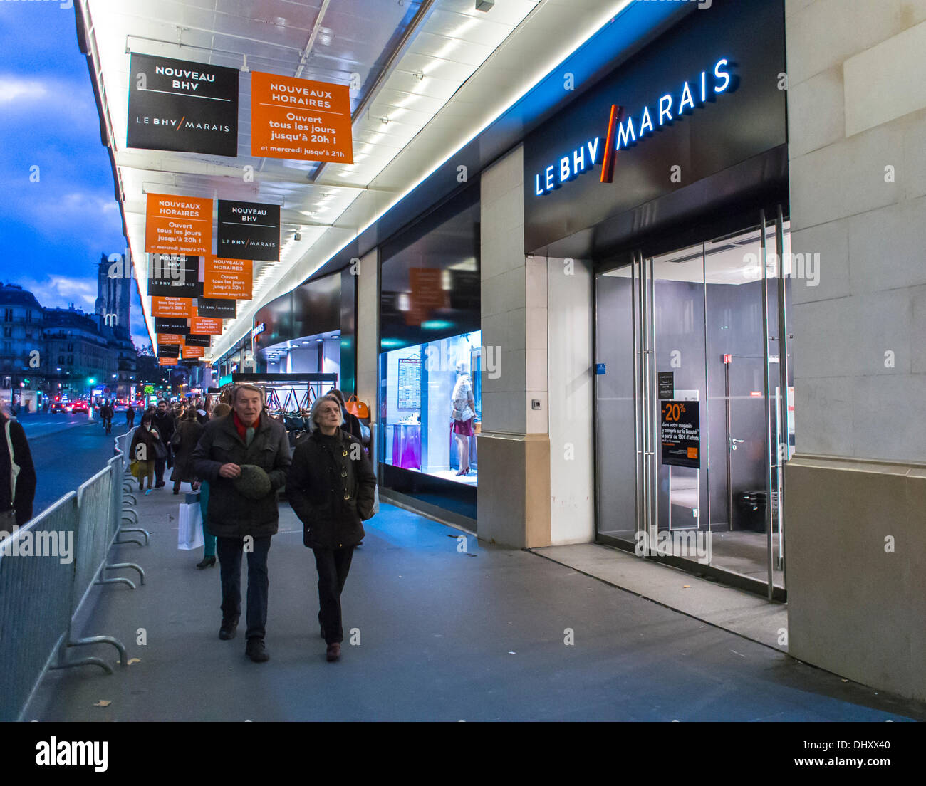 Paris, Rue, France, French Department Store, les gens à pied, Shopping, à l'extérieur de BHV/Marais Banque D'Images