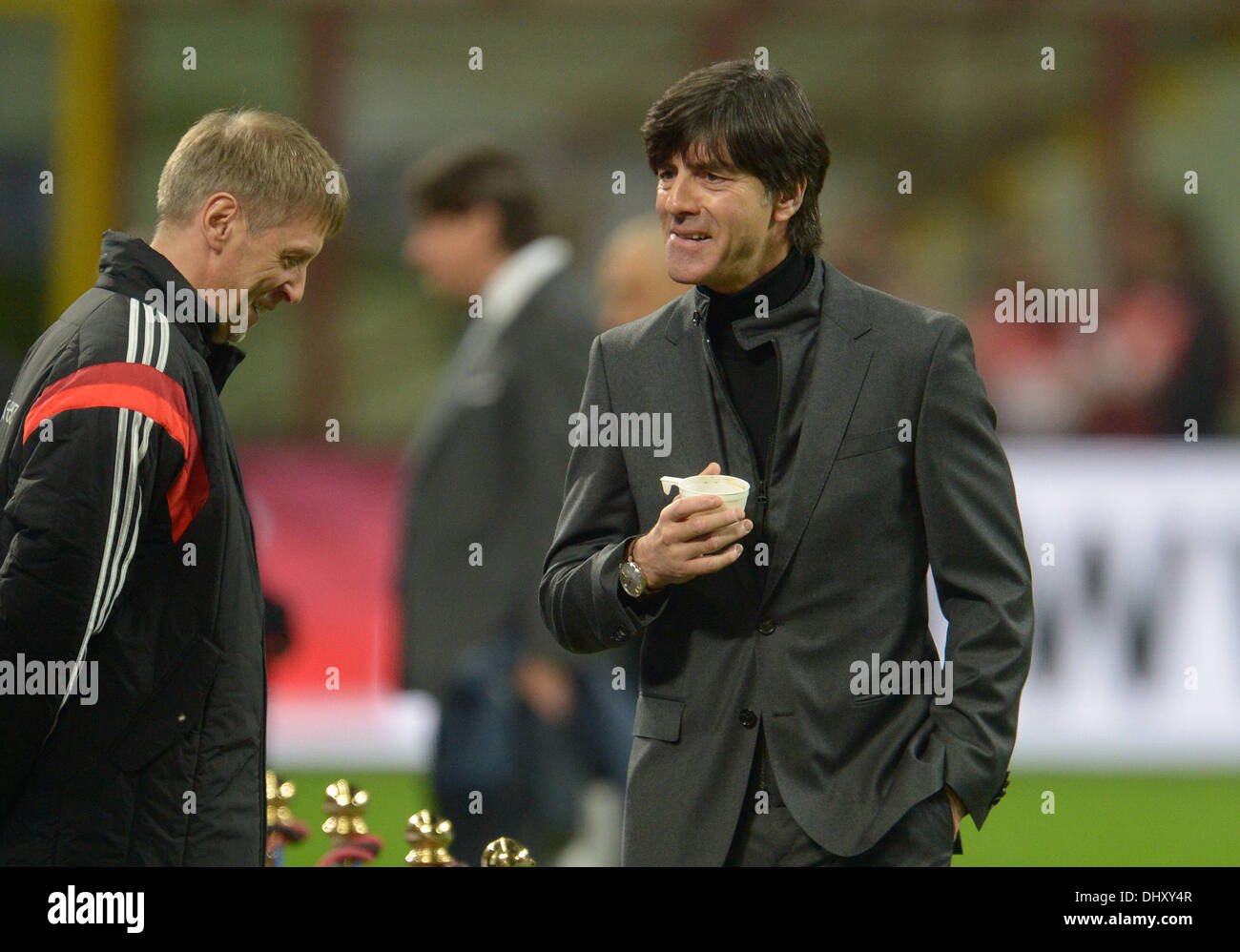 Milan, Italie. 15 nov., 2013. L'entraîneur-chef de l'Allemagne Joachim Loew promenades dans le stade avant le match de football amical entre l'Italie et l'Allemagne au stade Giuseppe Meazza (San Siro) à Milan, Italie, 15 novembre 2013. Photo : Andreas Gebert/dpa/Alamy Live News Banque D'Images