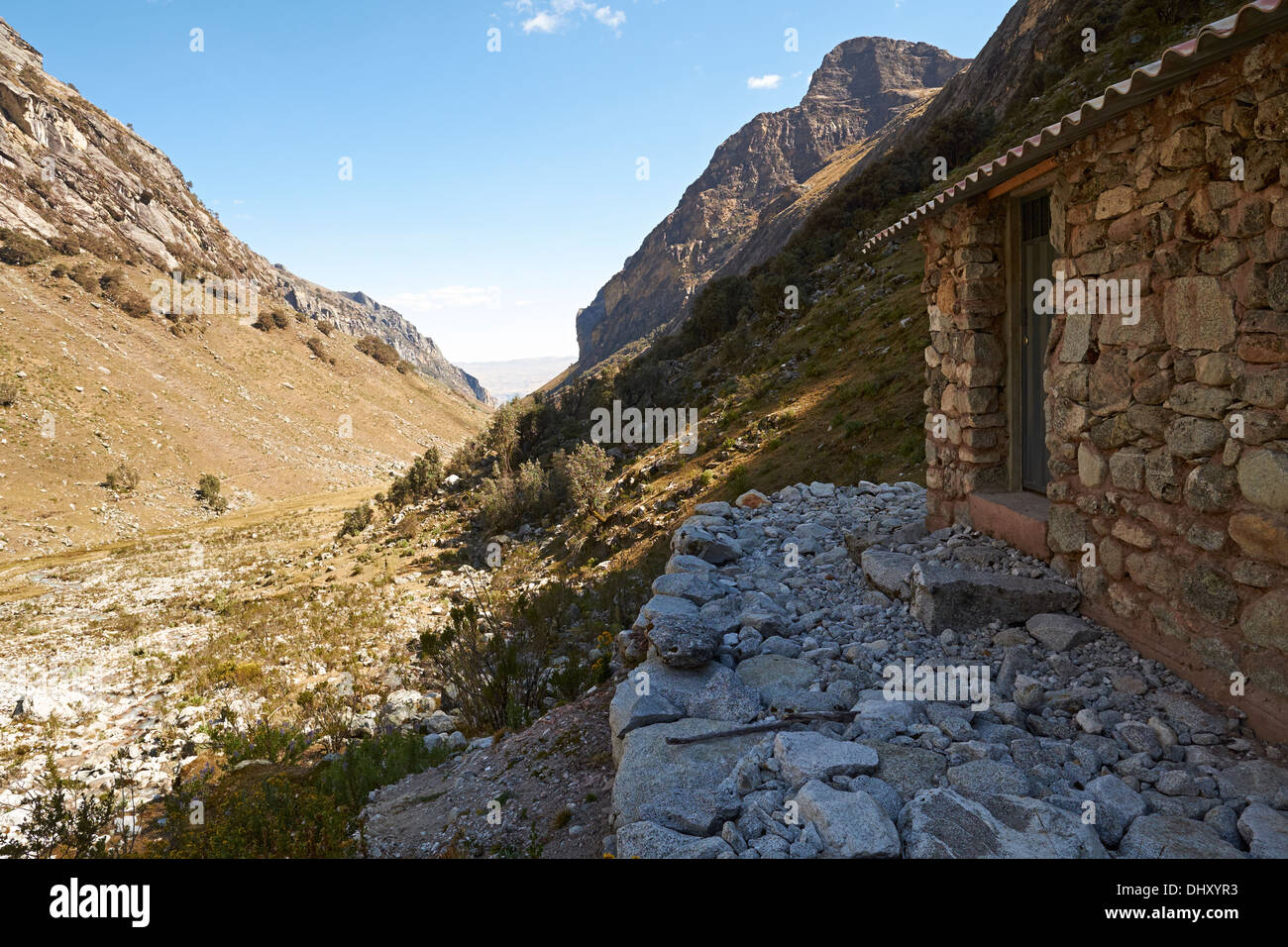Cabane en pierre dans la vallée de Llaca dans les Andes péruviennes, l'Amérique du Sud. Banque D'Images