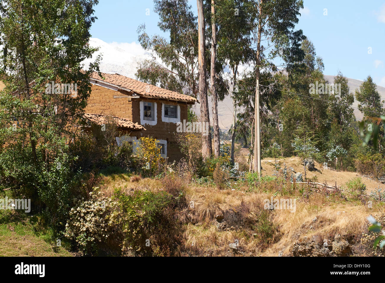 Une propriété construite à partir de briques adobe traditionnels très haut dans les Andes péruviennes. Banque D'Images