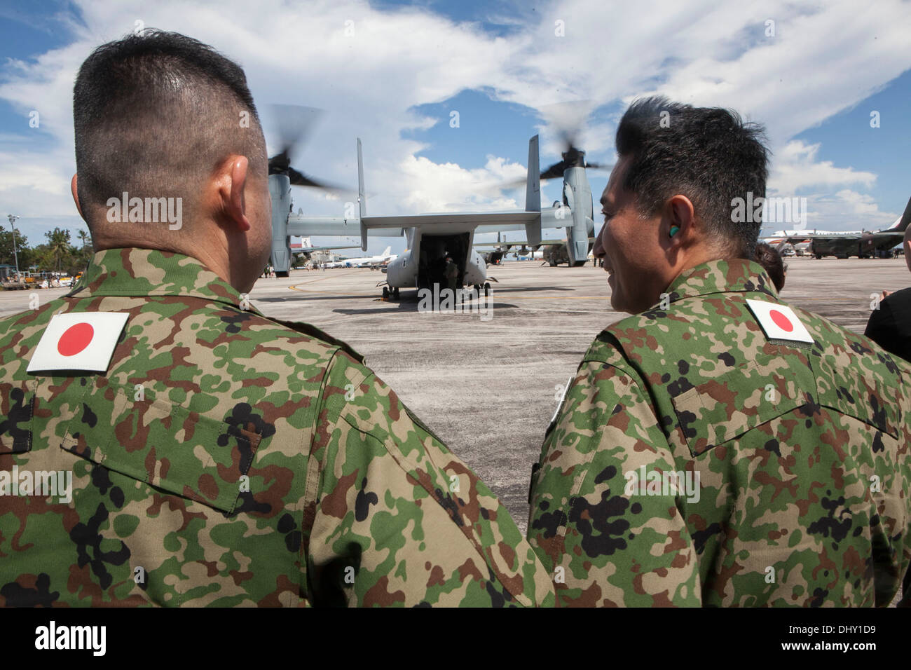 La masse des membres de la Force d'autodéfense du Japon attendre à bord d'un MV-22B Osprey aircraft le 14 novembre dans le cadre de l'opération Damayan. L'aéronef, JGSDF membres et d'autres membres du personnel de secours ensuite atterri à Tacloban pour fournir un soutien pour le gouvernement philippin qui est sp Banque D'Images