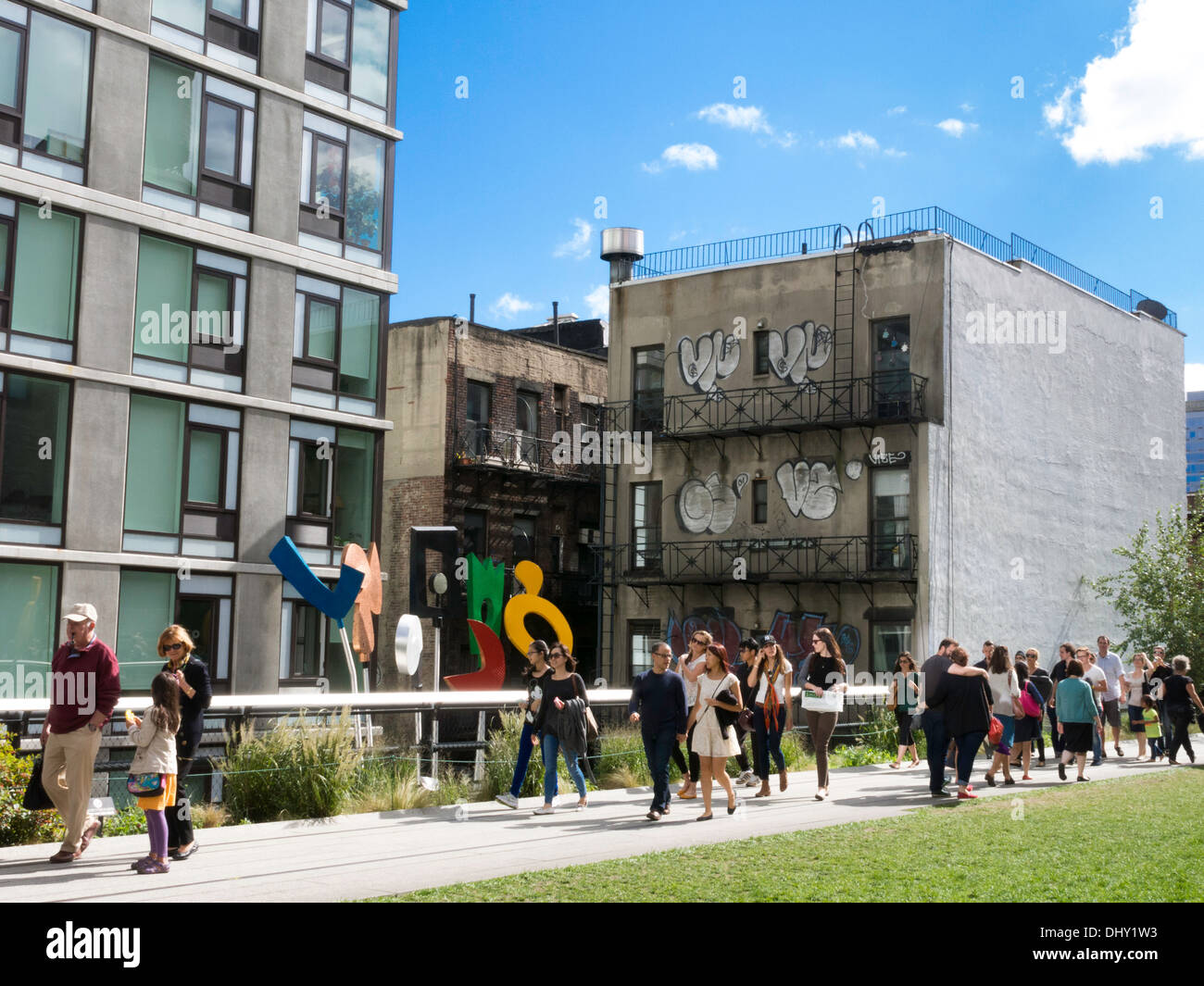 Les visiteurs de marcher sur le parc High Line, NYC Banque D'Images