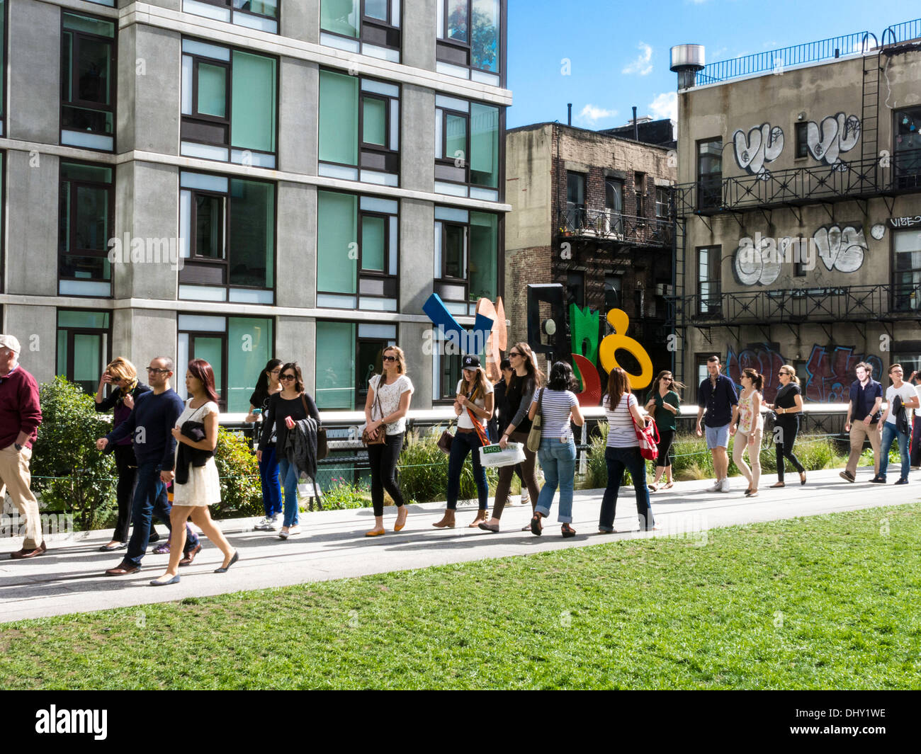 Les visiteurs de marcher sur le parc High Line, NYC Banque D'Images