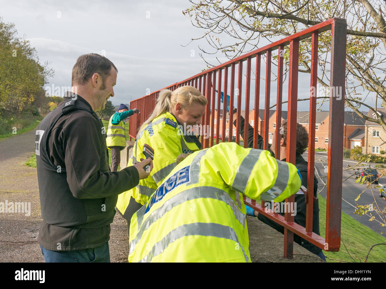 Les agents de police, les gardes de voisinage et la peinture des garde-corps le long des bénévoles Sustrans C2C à Stanley, Co Durham, England, UK Banque D'Images