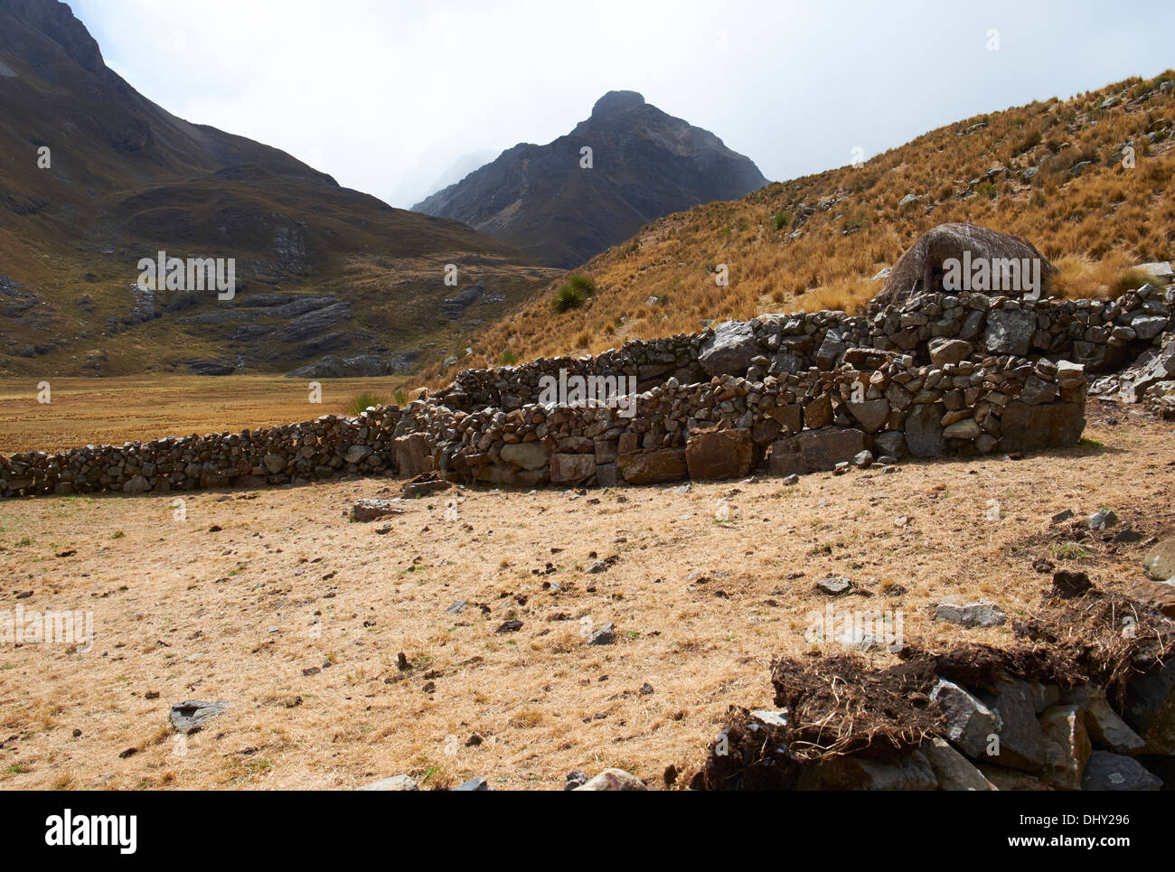 Règlement de cabane en pierre tout en haut dans les Andes péruviennes, l'Amérique du Sud. Banque D'Images