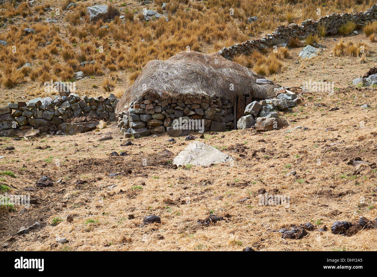 Règlement de cabane en pierre tout en haut dans les Andes péruviennes, l'Amérique du Sud. Banque D'Images