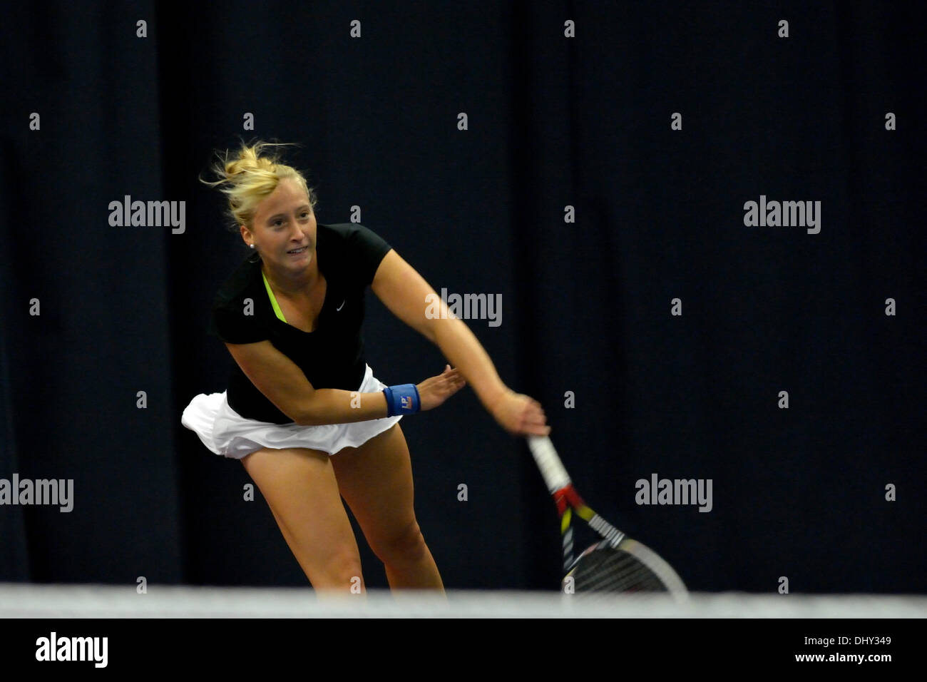 Manchester, UK. 16 novembre 2013. Julia Wachaczyk (Allemagne)est en action contre Natalia Vajdova (Slovaquie) au cours de sa demi-finale 4-6, 3-6 par la perte dans l'Aegon Pro-Series GO tournoi au centre de tennis, Manchester Sportcity, Manchester, UK. Aegon GO Tennis Pro-Series Manchester, UK 16 novembre 2013 Crédit : John Fryer/Alamy Live News Banque D'Images