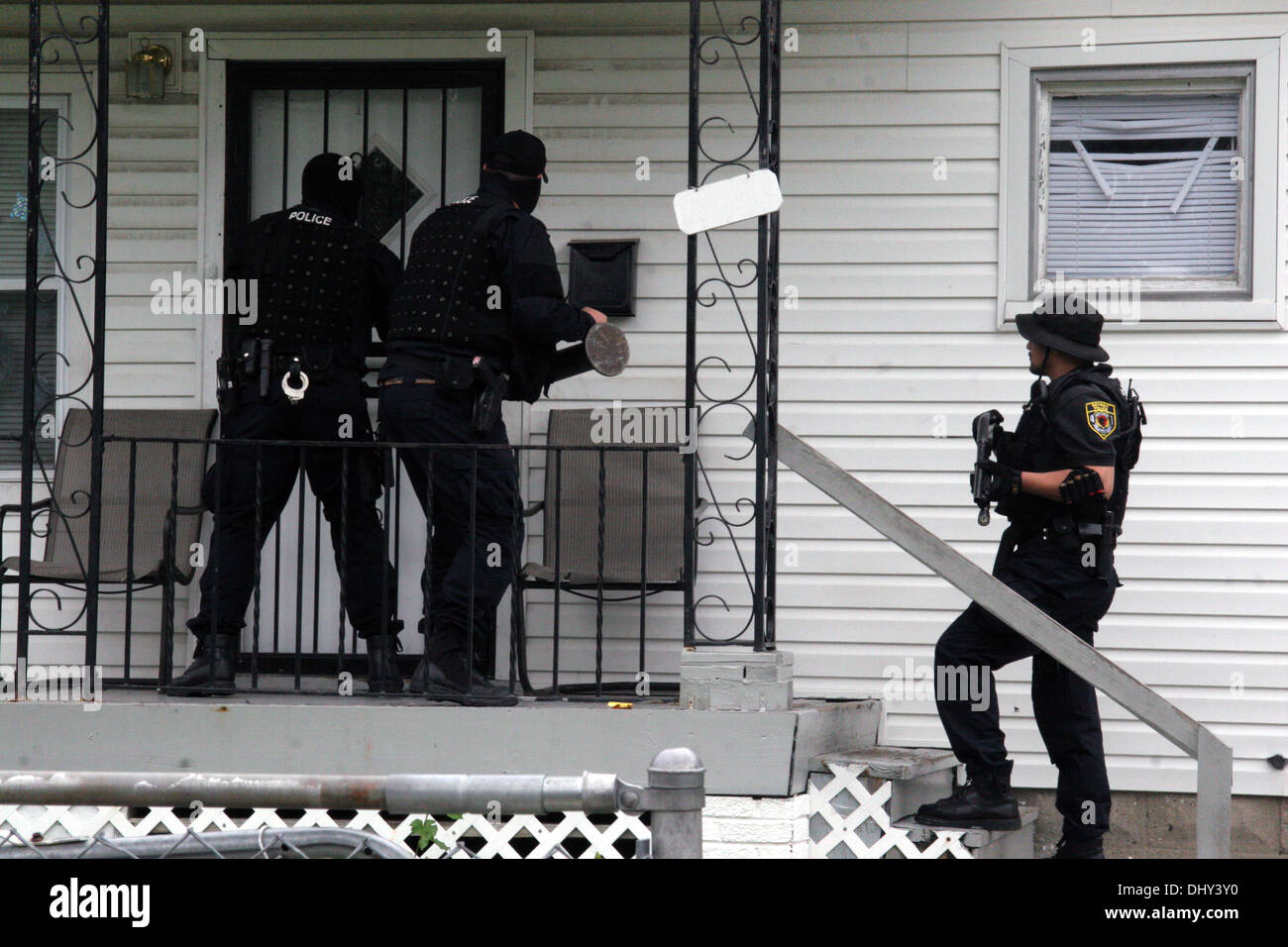 La police de Detroit - agents narcotiques Narcs - forcer l'entrée d'une maison au cours d'un raid en médicaments, à Détroit, Michigan, USA Banque D'Images