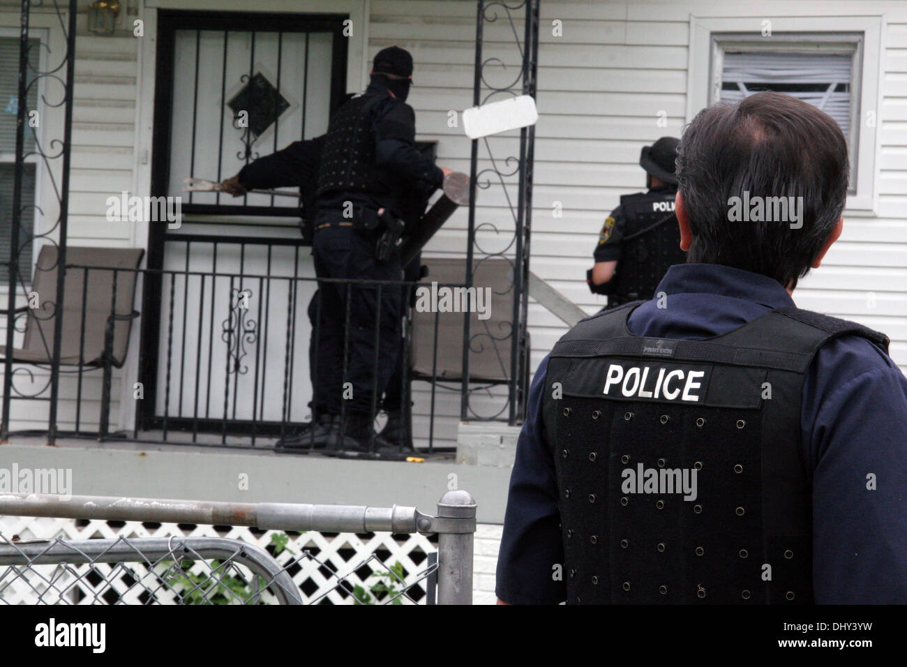 La police de Detroit - agents narcotiques Narcs - forcer l'entrée d'une maison au cours d'un raid en médicaments, à Détroit, Michigan, USA Banque D'Images