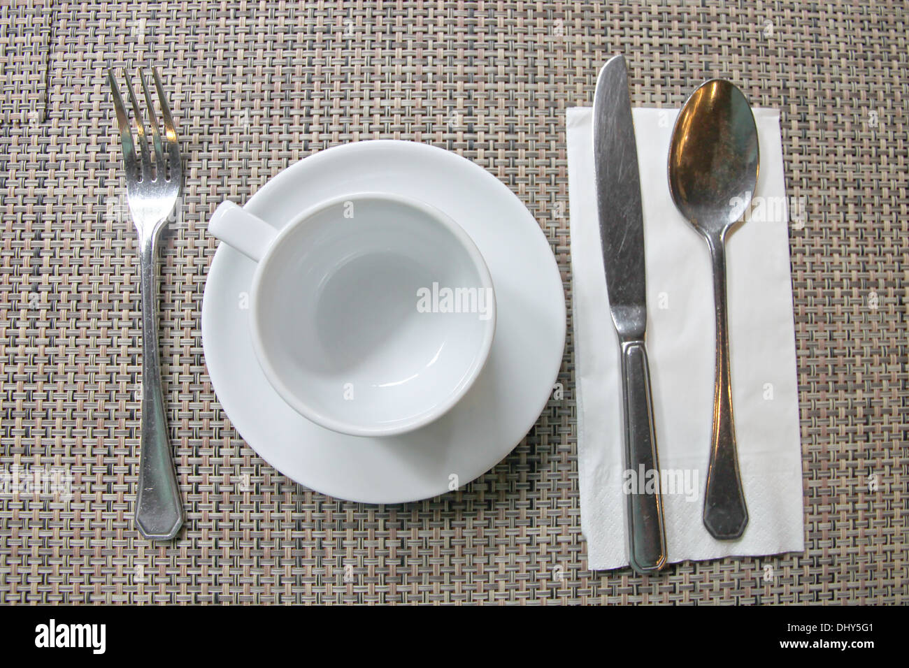 L'équipement blanc manger sur la table. Banque D'Images