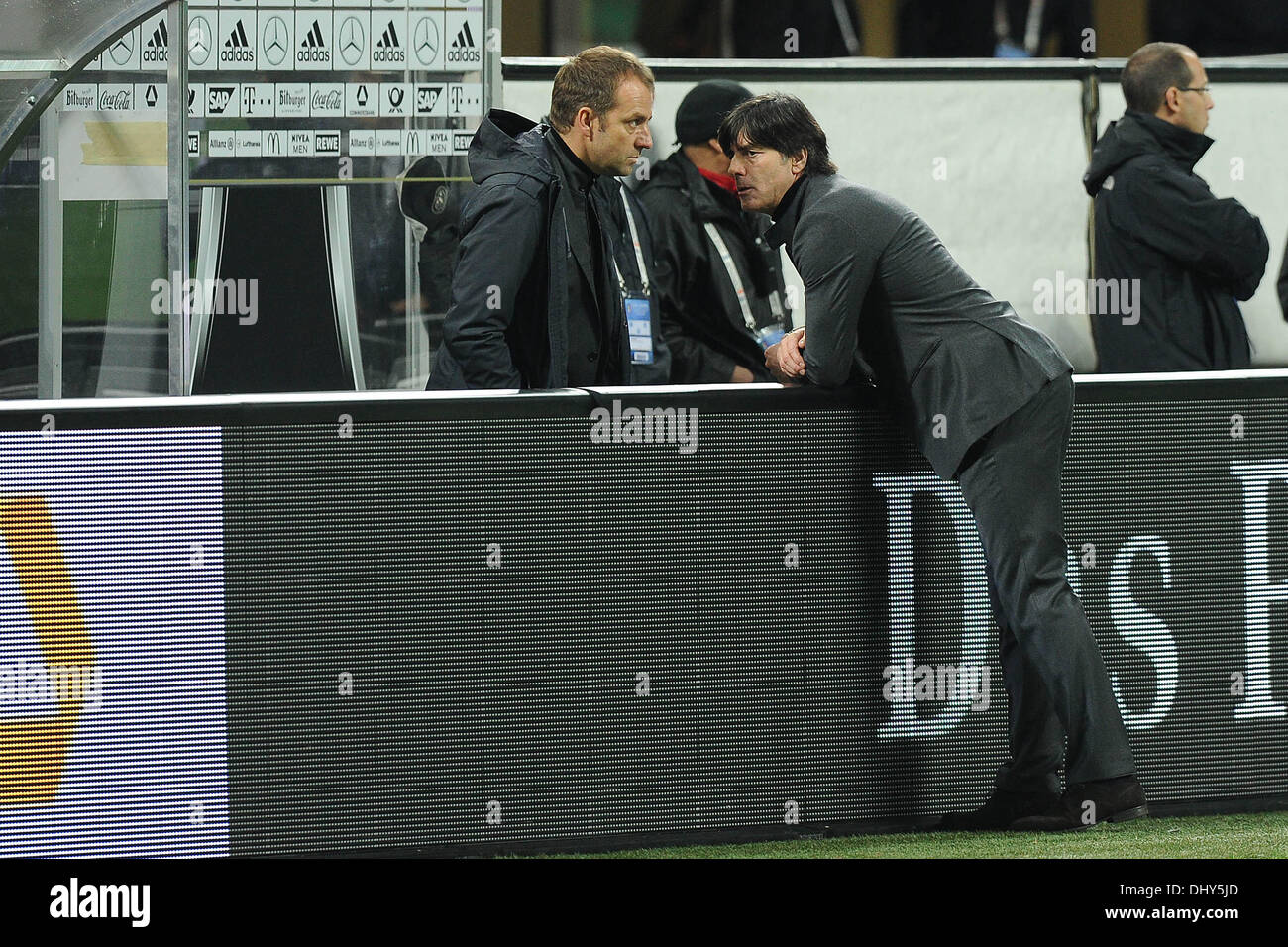 Milan, Italie. 15 nov., 2013. L'entraîneur-chef de l'Allemagne Joachim Loew (R) et l'entraîneur adjoint, Hans-Dieter Flick (L) sont illustrés au cours du match de football amical entre l'Italie et l'Allemagne au stade Giuseppe Meazza (San Siro) à Milan, Italie, 15 novembre 2013. Photo : afp/Revierfoto - AUCUN FIL - SERVICE/dpa/Alamy Live News Banque D'Images