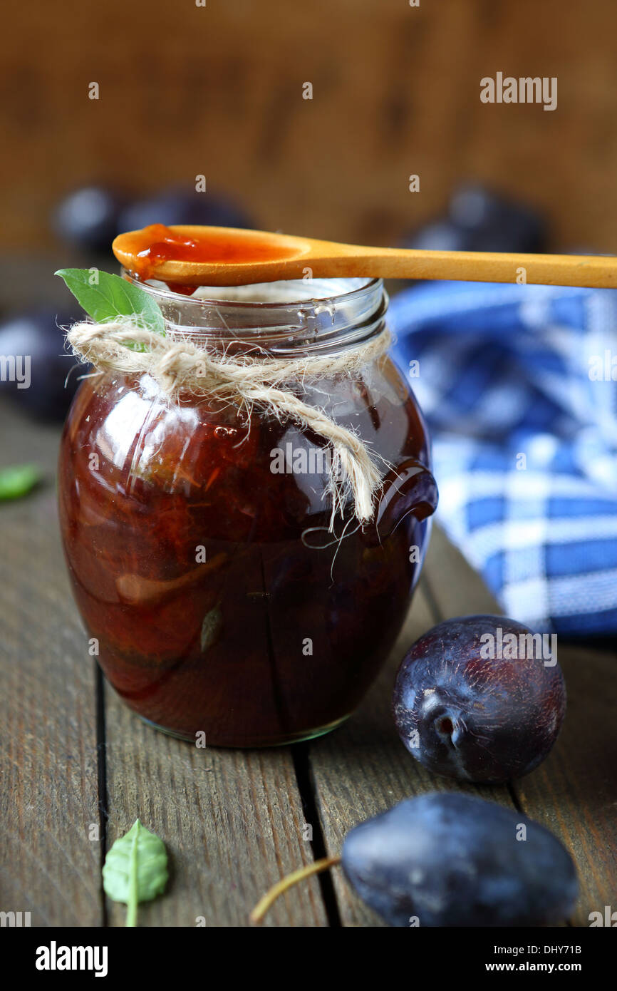 Doux et parfumé de traiter, confiture de prunes, de l'alimentation Banque D'Images