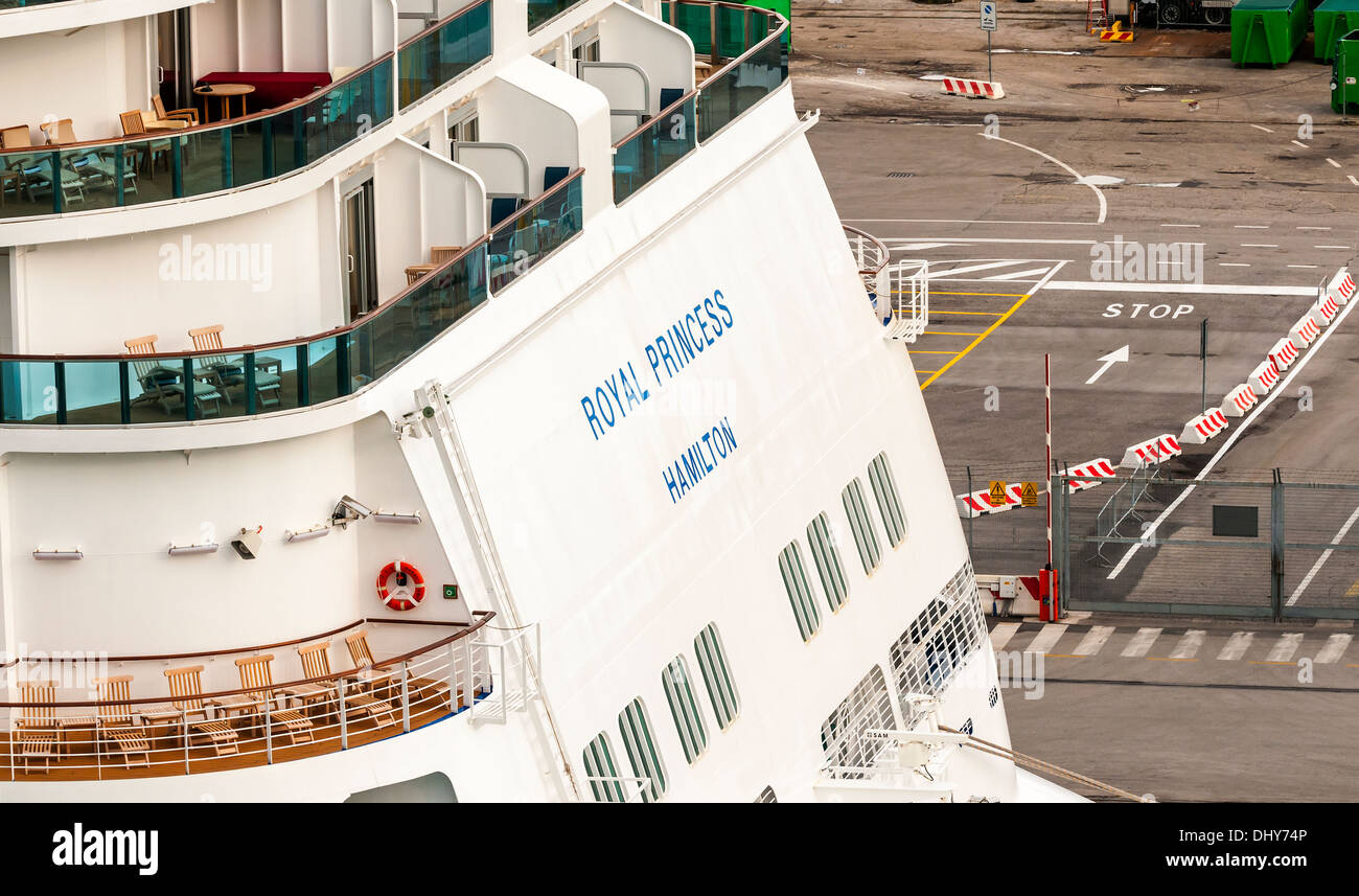 Le Royal Princess Cruise ship close up detail. Cabines balcon arrière Banque D'Images