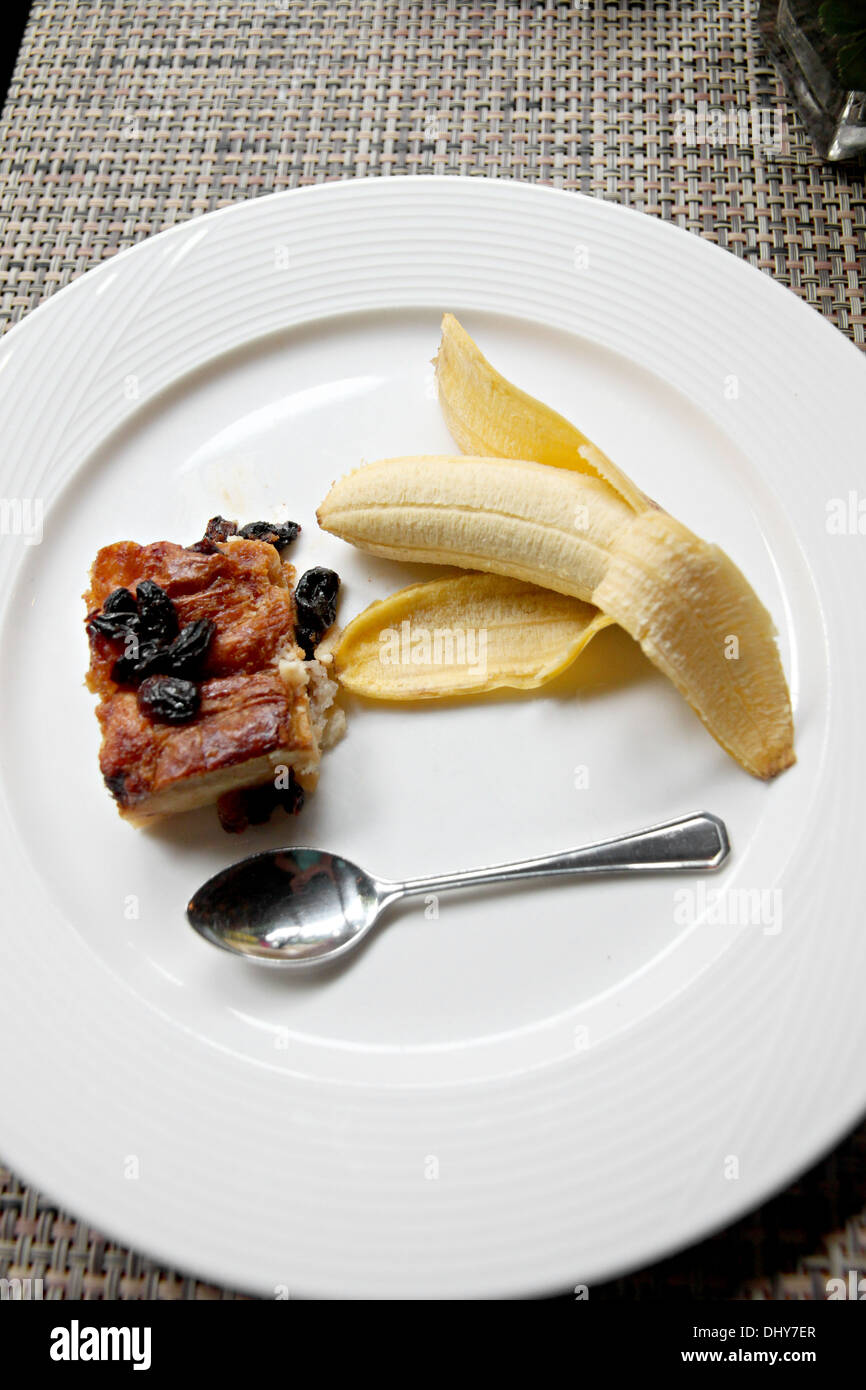 La photo haute vue de pain de banane et la cuillère dans le plat blanc. Banque D'Images