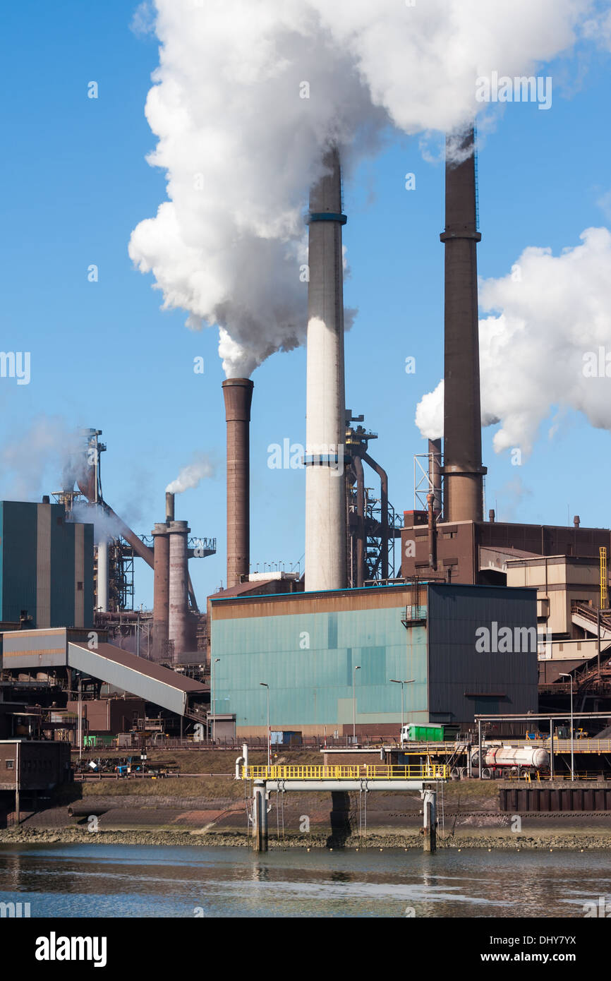 L'usine d'acier avec de grandes cheminées à IJmuiden, Pays-Bas Photo Stock  - Alamy
