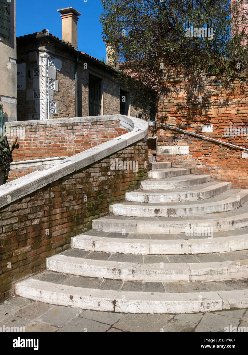 Marches de pierre concentriques incurvé, les murs et les bâtiments, Venise, Italie Banque D'Images