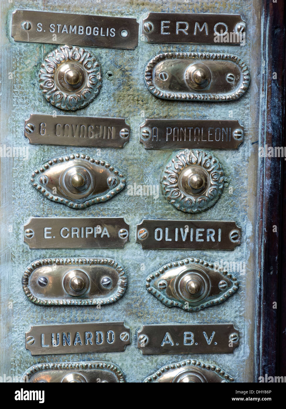 Décoratifs ornés d'cloche en laiton plaques italiennes et pousse, Venise, Italie. Banque D'Images