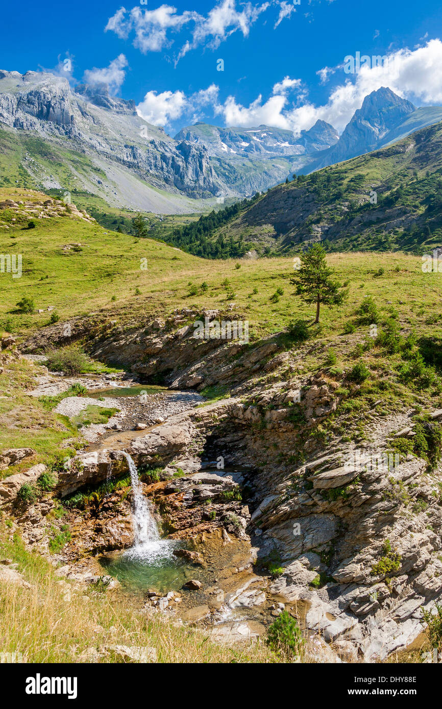 Beau paysage avec une cascade dans les Pyrénées espagnoles Banque D'Images