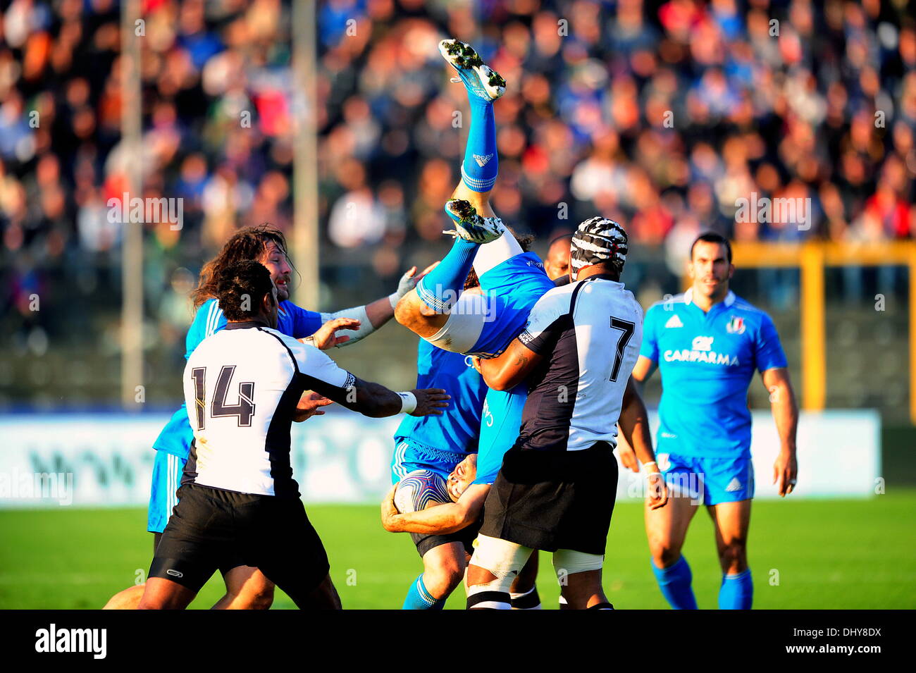 Cremona, Italie. 16 Nov, 2013. Akapusi Qera conseils fétide Edoardo Gori pendant le match de rugby international entre les Fidji et l'Italie du stade Zini. Credit : Action Plus Sport/Alamy Live News Banque D'Images