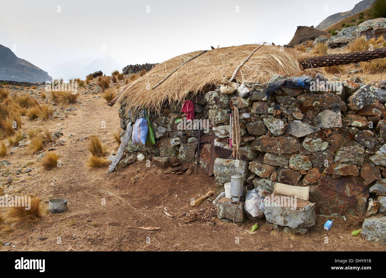 Règlement de cabane en pierre tout en haut dans les Andes péruviennes, l'Amérique du Sud. Banque D'Images