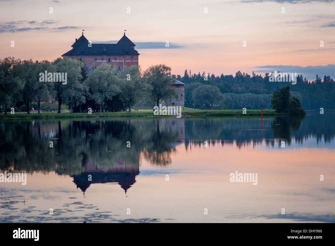 Château d'Hämeenlinna nightscene avec réflexions sur l'eau en Finlande dans la nuit Banque D'Images Château d'Hämeenlinna nightscene avec réflexions sur l'eau en Finlande dans la nuit Banque D'Images