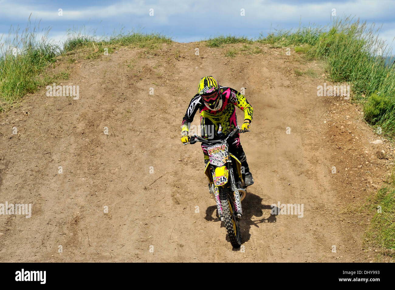 Un pilote moto motocross dans une pente sur une piste de gravier Photo  Stock - Alamy