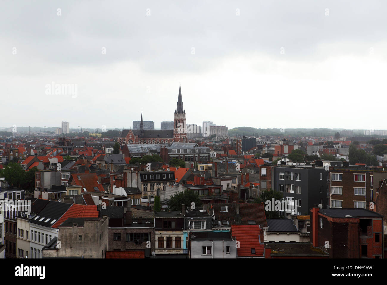 L'horizon d'Anvers, Belgique. Nuages gris accrocher au-dessus de la ville Banque D'Images