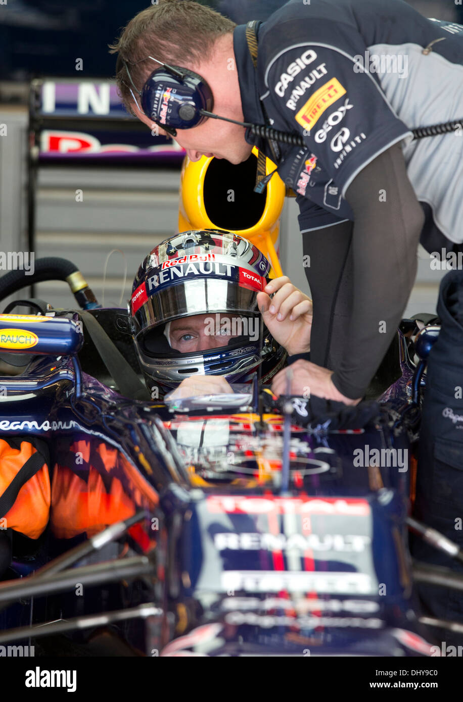 Infiniti de Sebastian Vettel (Red Bull Racing se prépare à lancer la piste pendant la pratique session au Grand Prix des Etats-Unis Banque D'Images