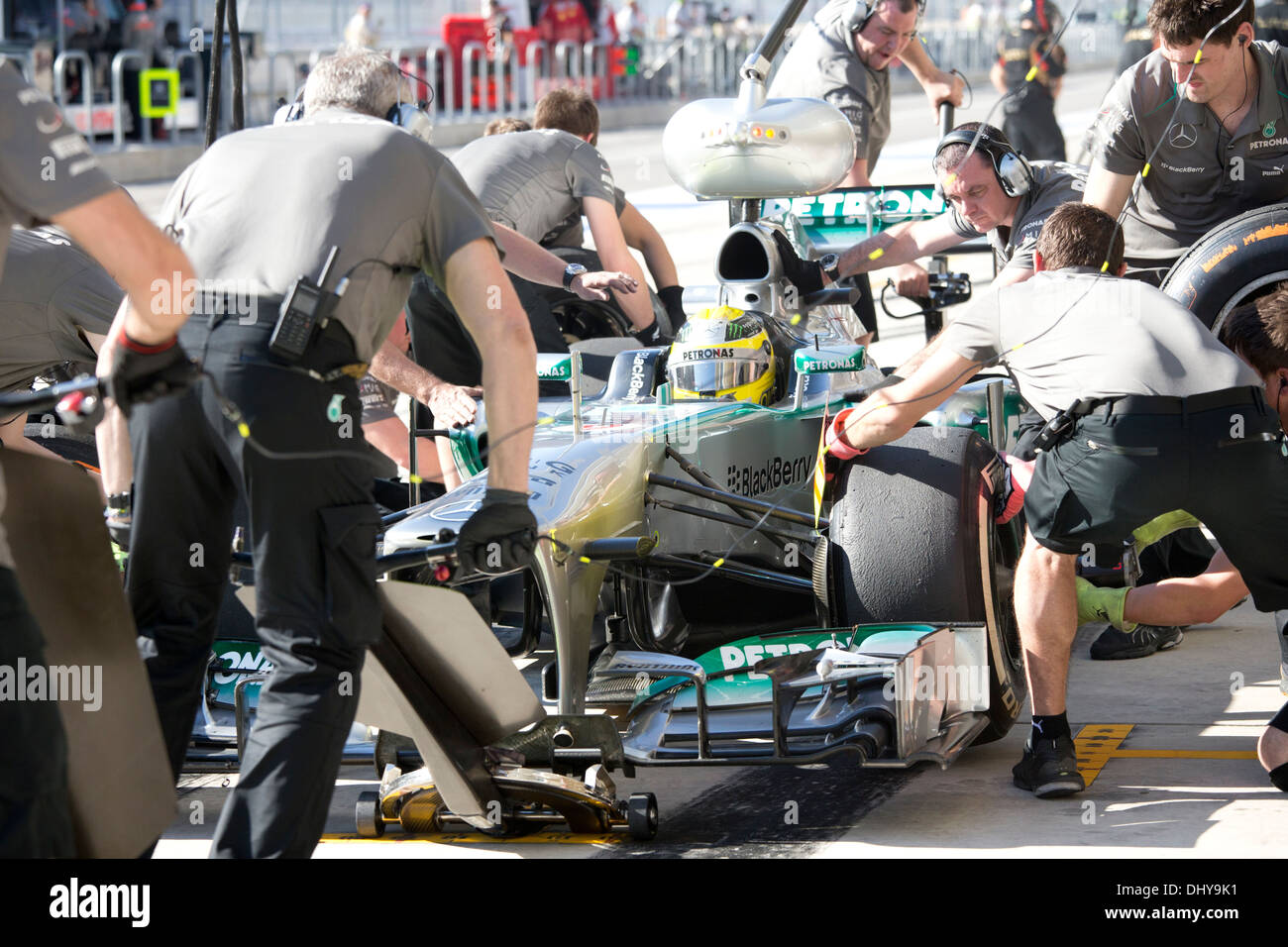 La Mercedes AMG Petronas pit crew de changements de Nico Rosberg au cours de l'action des pneus pit à la deuxième session d'essais vendredi Banque D'Images