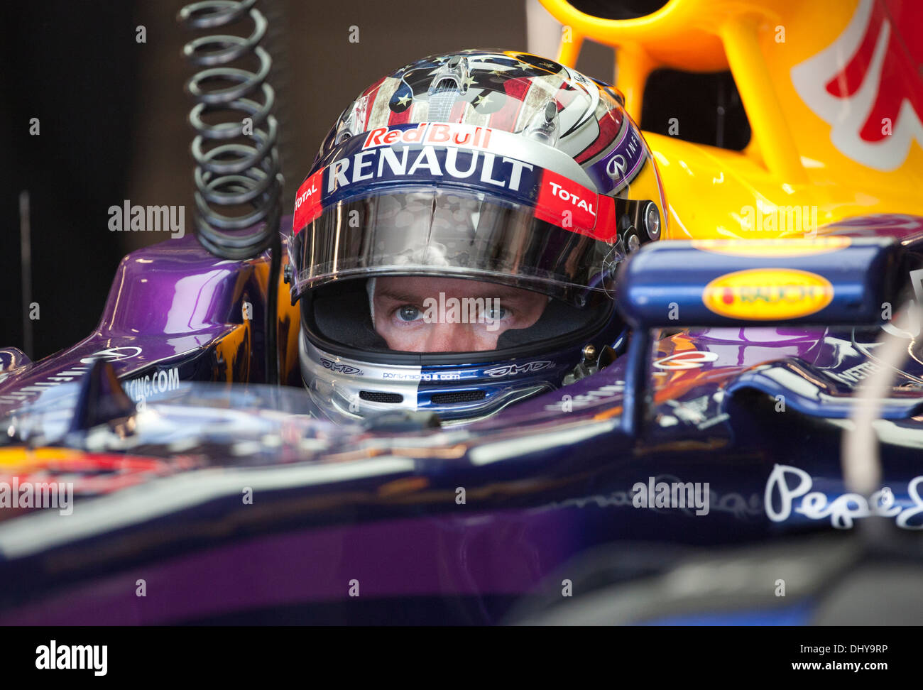De Sebastian Vettel (Red Bull Racing attend d'entrer dans la voie des stands lors de la session pratique pour United States Grand Prix Banque D'Images