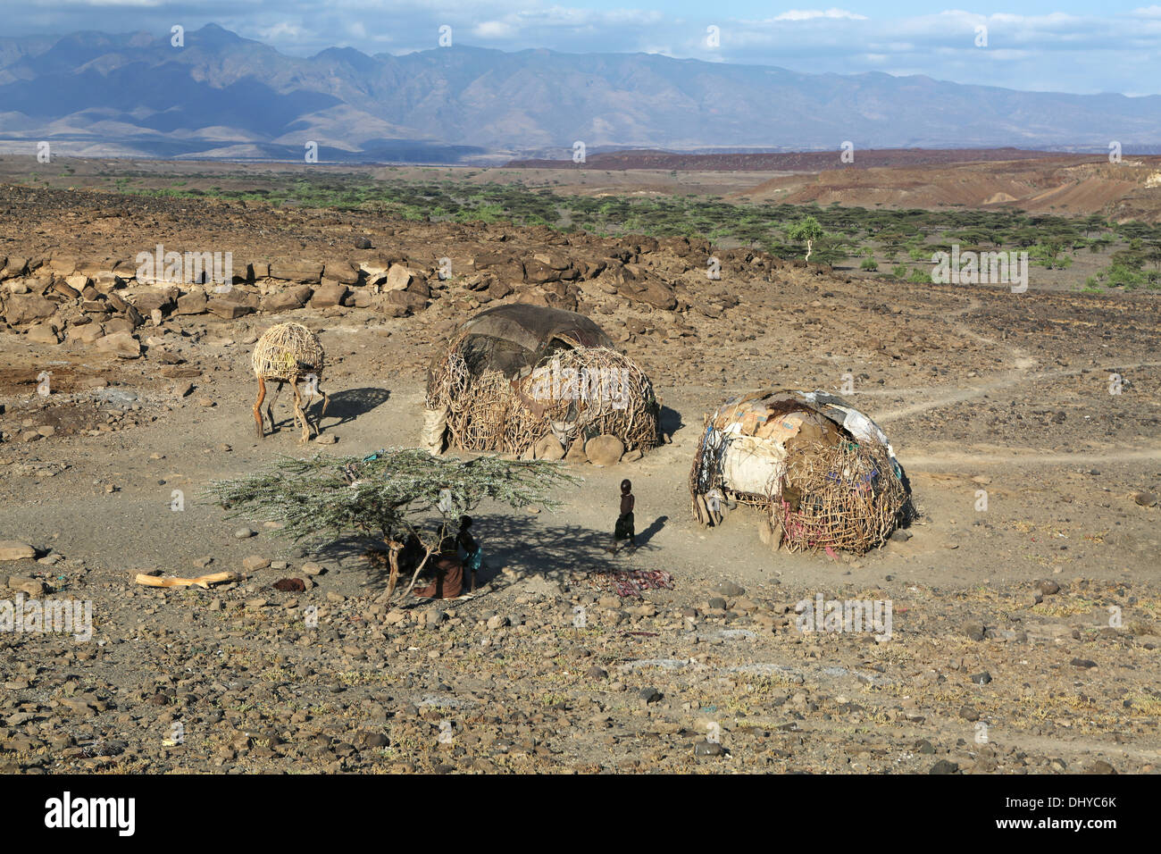 Abris d'un village près de Loiyangalani Turkana à distance, le lac Turkana, au Kenya. Banque D'Images