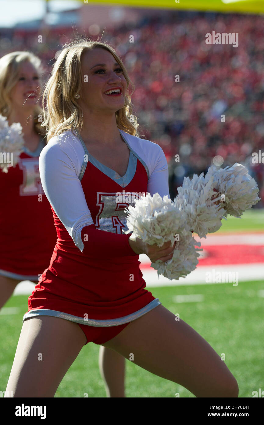 Piscataway, New Jersey, USA. 16 Nov, 2013. 16 novembre 2013 : Une cheerleader Rutgers Scarlet Knights pompons tient son pendant le jeu entre Cincinnati Bearcats et Rutgers Scarlet Knights à Highpoint Solutions Stadium à Piscataway, New Jersey. Credit : csm/Alamy Live News Banque D'Images