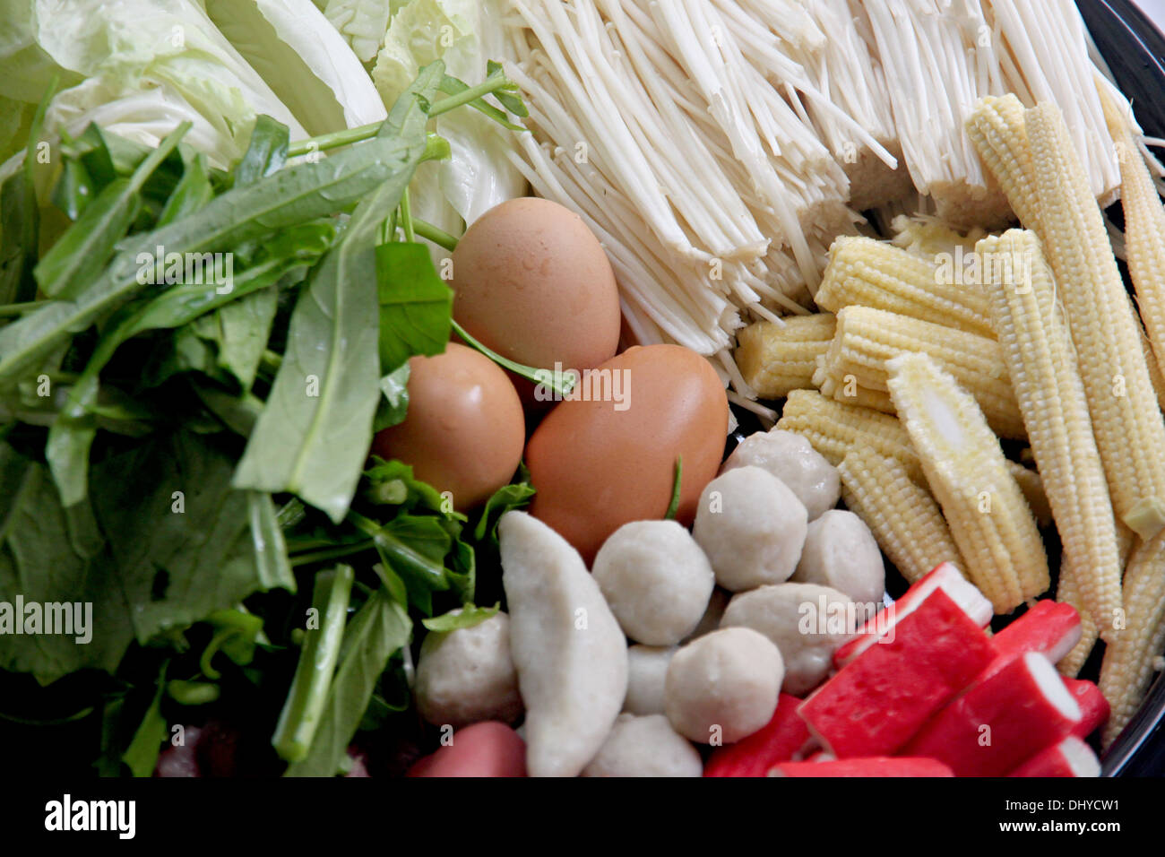 La photo de légumes œufs durs, des boulettes de viande peut être le Sukiyaki. Banque D'Images