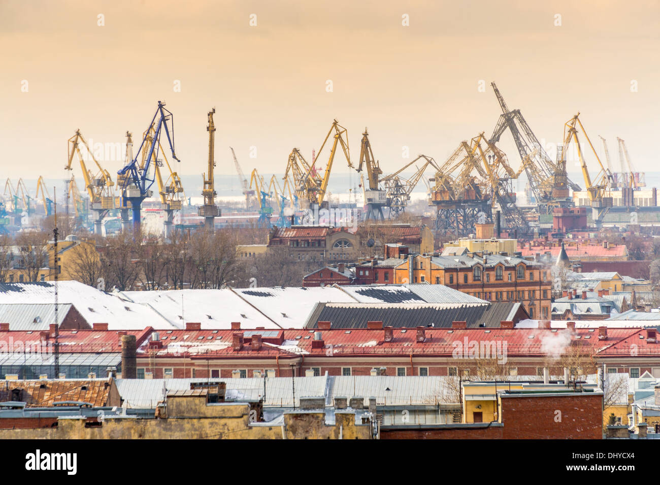 Vue aérienne de Saint-Pétersbourg à partir de la Cathédrale Saint Isaac avec grues portuaires. Banque D'Images