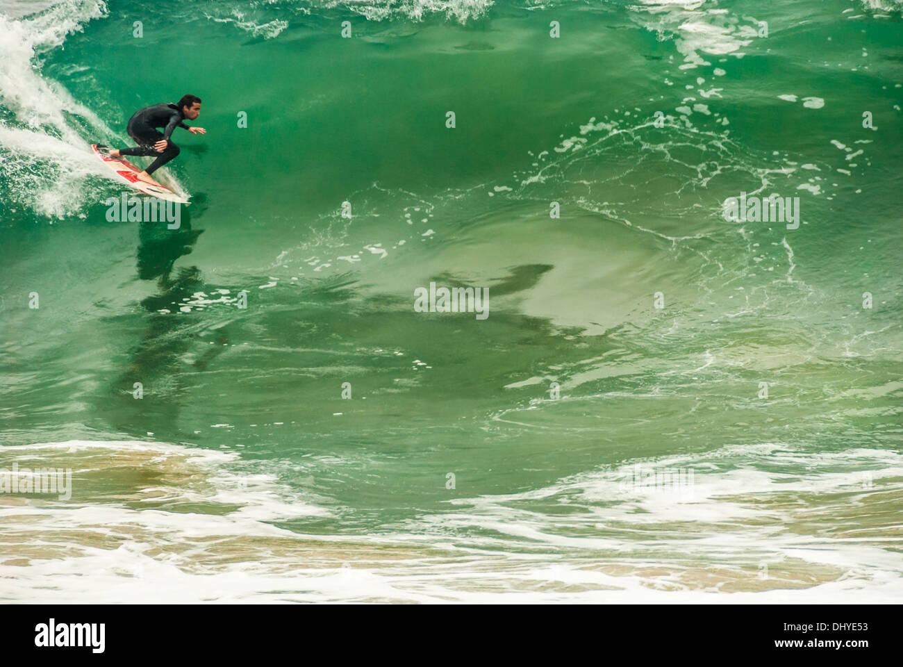 Surfeur qui arpente une houle estivale à 'The Wedge' à Newport Beach, en Californie. (ÉTATS-UNIS) Banque D'Images