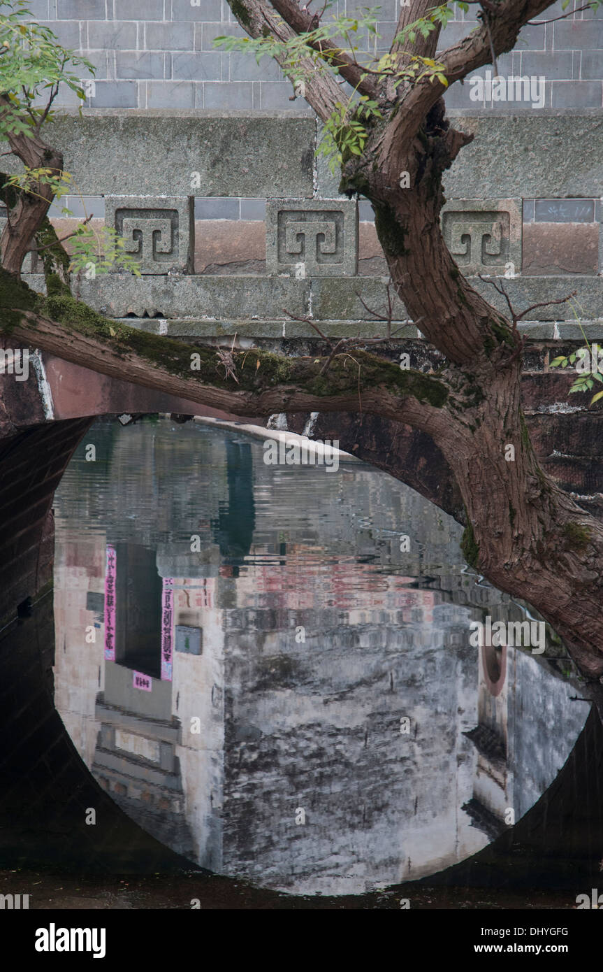 Réflexions sous un pont en demi-lune dans l'heritage village de Tangmo, Huizhou, Anhui, Chine Banque D'Images