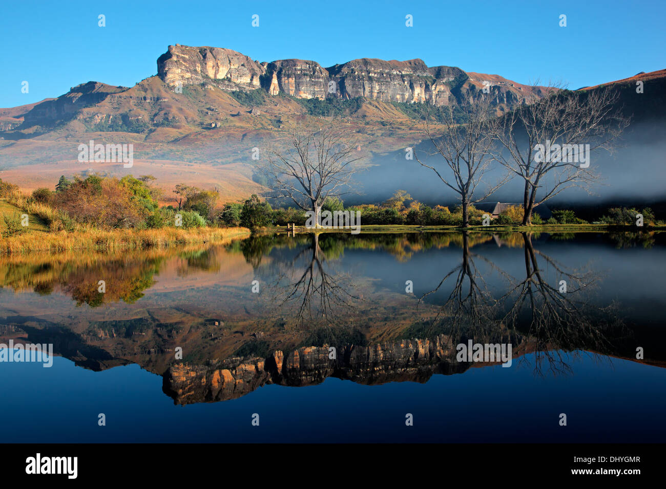 Des montagnes de grès avec réflexion symétrique dans l'eau, Parc national royal Natal, Afrique du Sud Banque D'Images