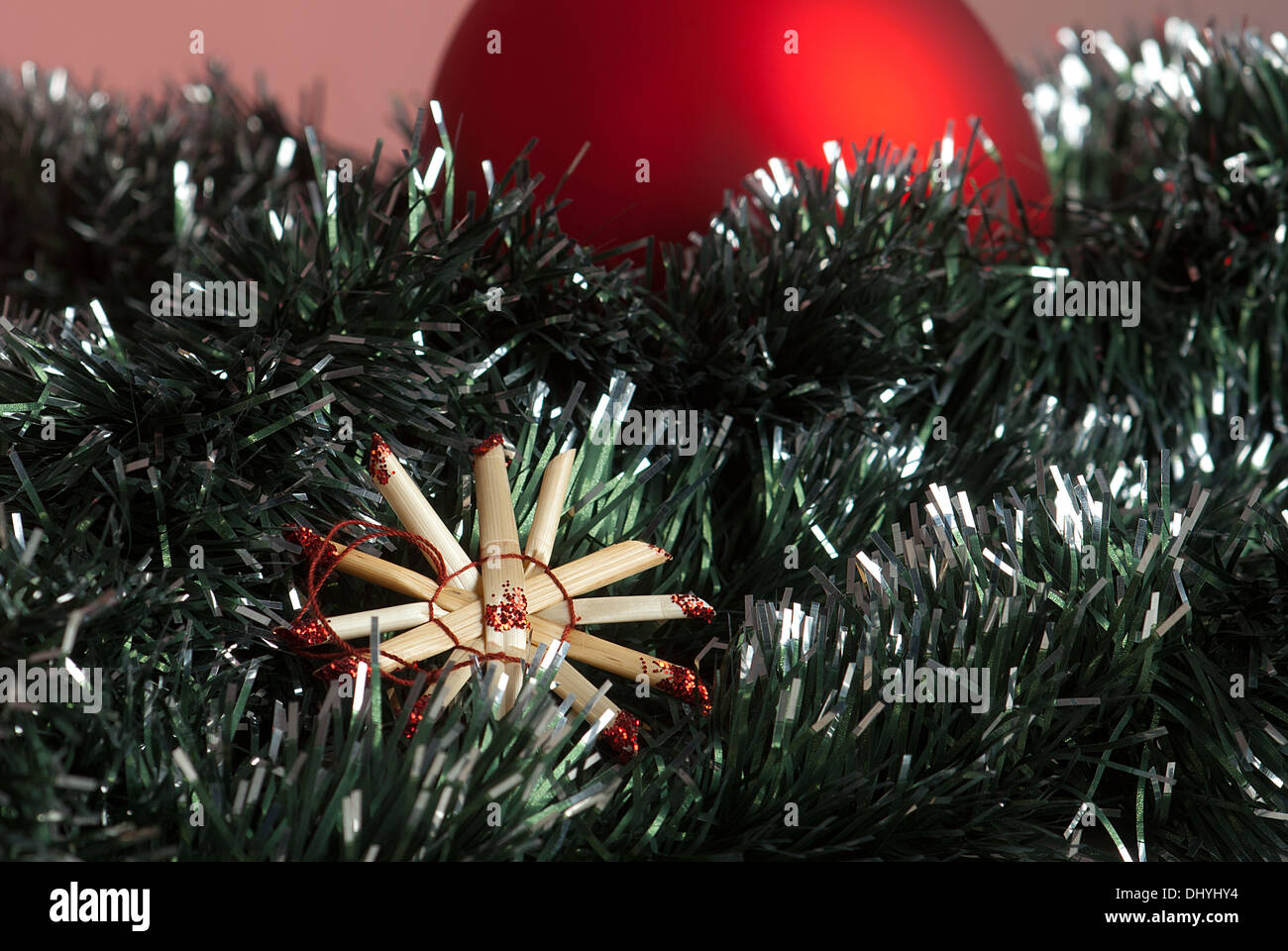 La décoration traditionnelle de Noël avec étoiles de paille Banque D'Images
