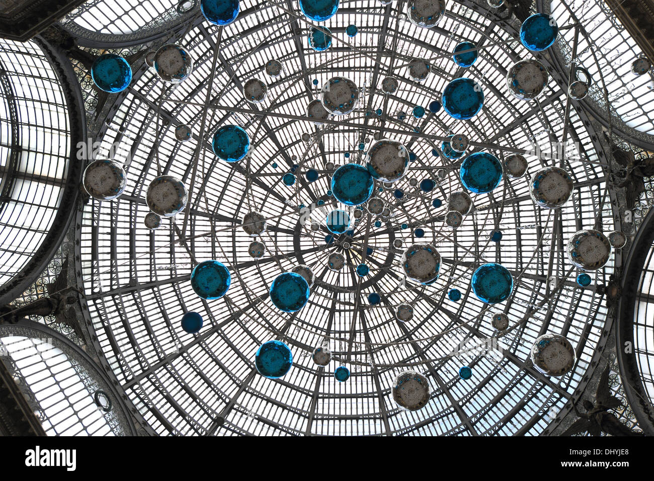 Dome à Naples, en Italie. L'art nouveau et des décorations à l'époque de Noël Banque D'Images