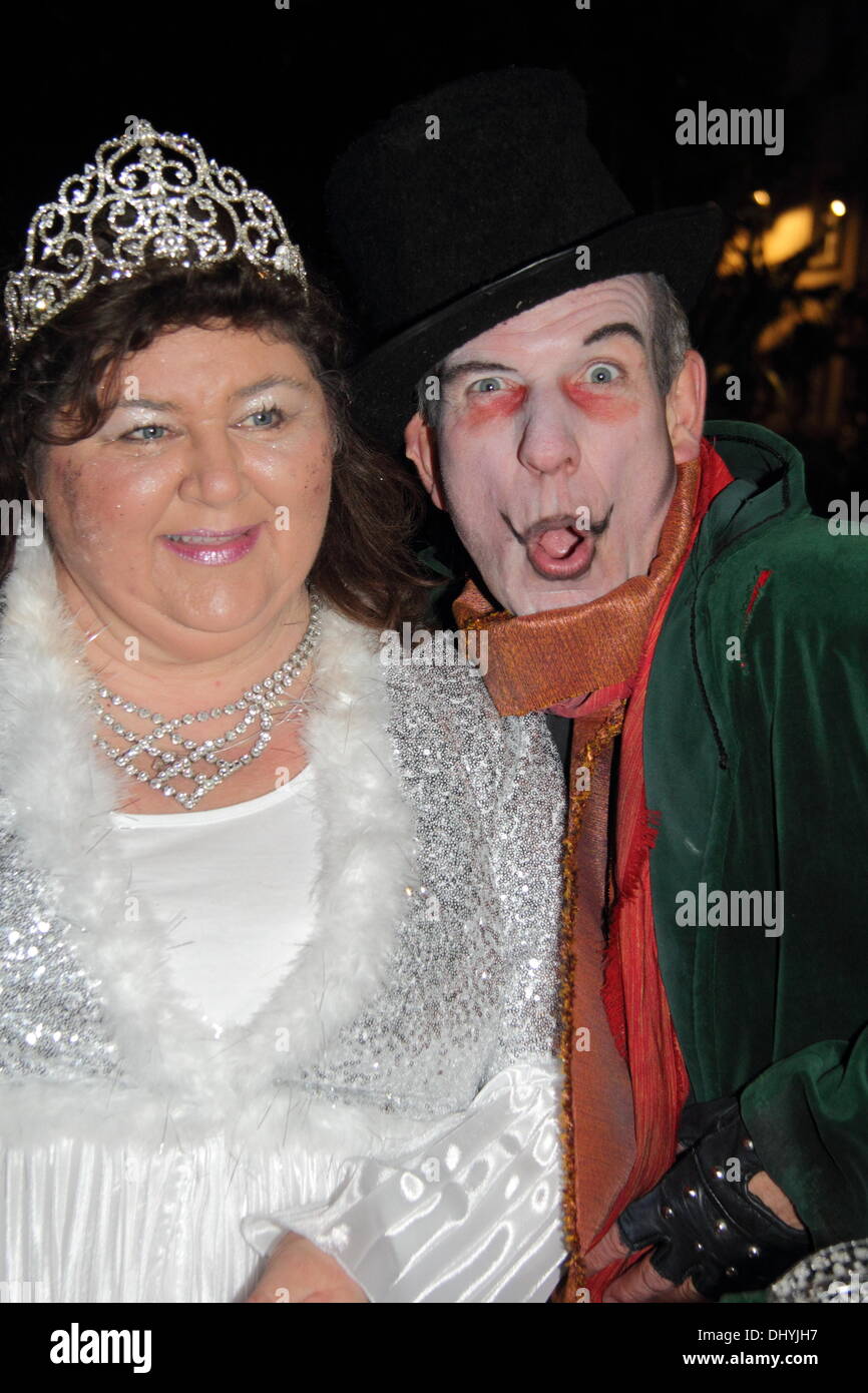 16 novembre 2013. Derby, Royaume-Uni. 16 Nov, 2013. Cheryl Fergison, vêtu comme son personnage de pantomime "boisson des haricots' et l'acteur George habillé en pantomime Telfer son personnage Fleshcreep au Derby city centre Capital FM's Les lumières de Noël l'allumage en association avec Derby Live. Cheryl Fergison est en vedette dans Jack et le haricot magique dans les Assembly Rooms, à Derby, 4 nov - 5 Jan acteur, aux côtés de George. Telfer Credit : Deborah Vernon/Alamy Live News Banque D'Images