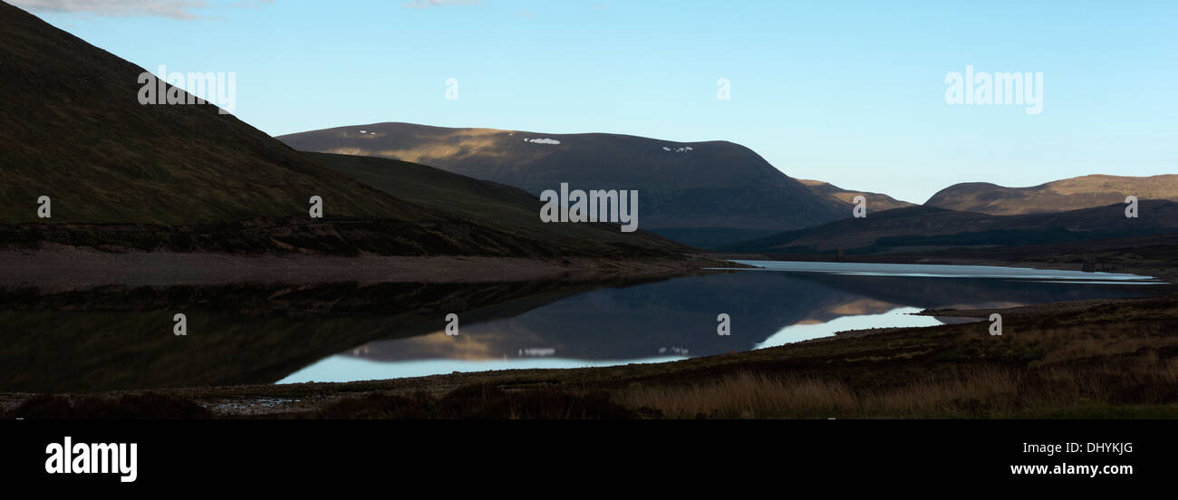 Loch Glascarnoch est un homme fait loch un réservoir 7km de long juste à côté de l'A835, à mi-chemin entre Ullapool et Inverness. Banque D'Images