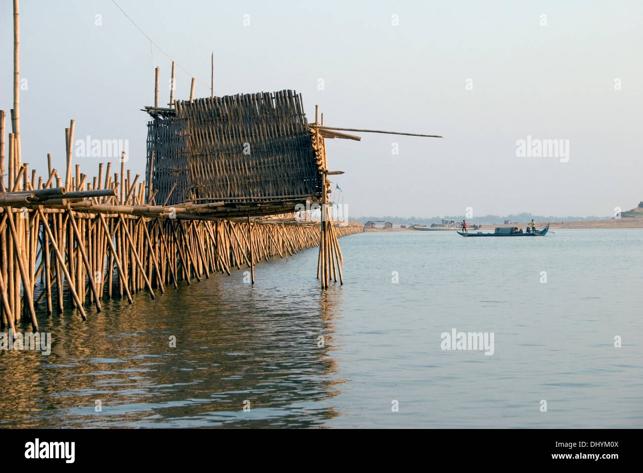 Un bateau de pêche est l'adoption d'un pont de bambou sur la rivière du Mékong à Kampong Cham, au Cambodge. Banque D'Images