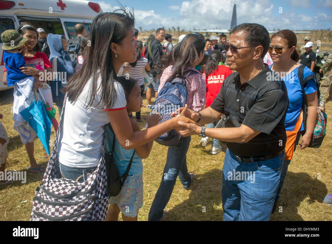 Vice-président philippin Jejomar Binay, droite, serre la main avec les résidents en attente de l'aide humanitaire 16 novembre 2013 à Guiuan, Philippines. Banque D'Images