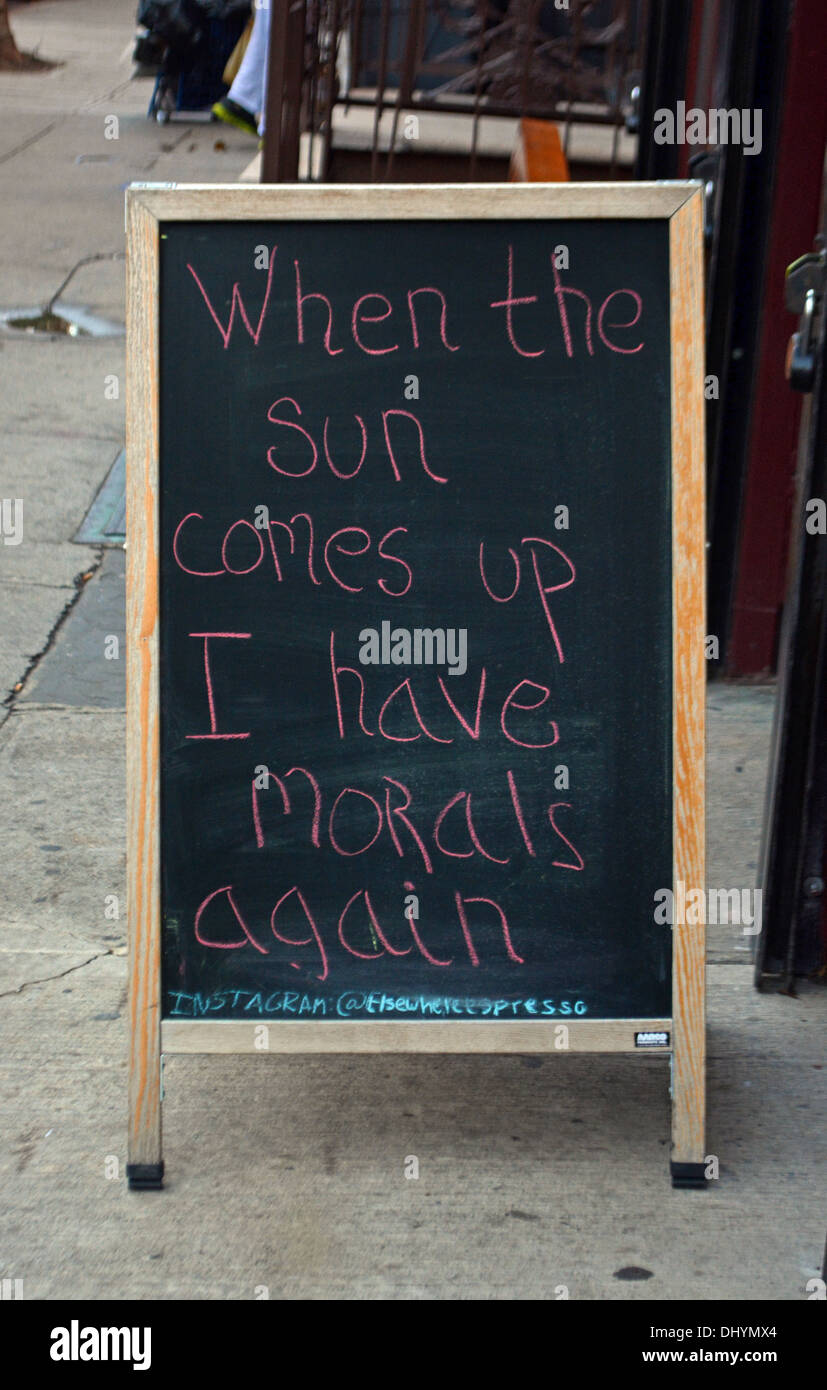 Enseigne à l'extérieur d'ailleurs sur l'Espresso à l'Est de la 6ème rue dans l'East Village NYC : "Quand le soleil se lève J'ai la morale à nouveau.' Banque D'Images