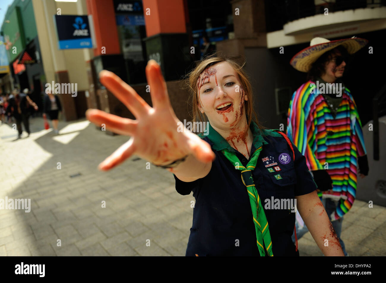 Zombie Girl scout dans le premier Zombie Walk, Perth, Australie occidentale Banque D'Images