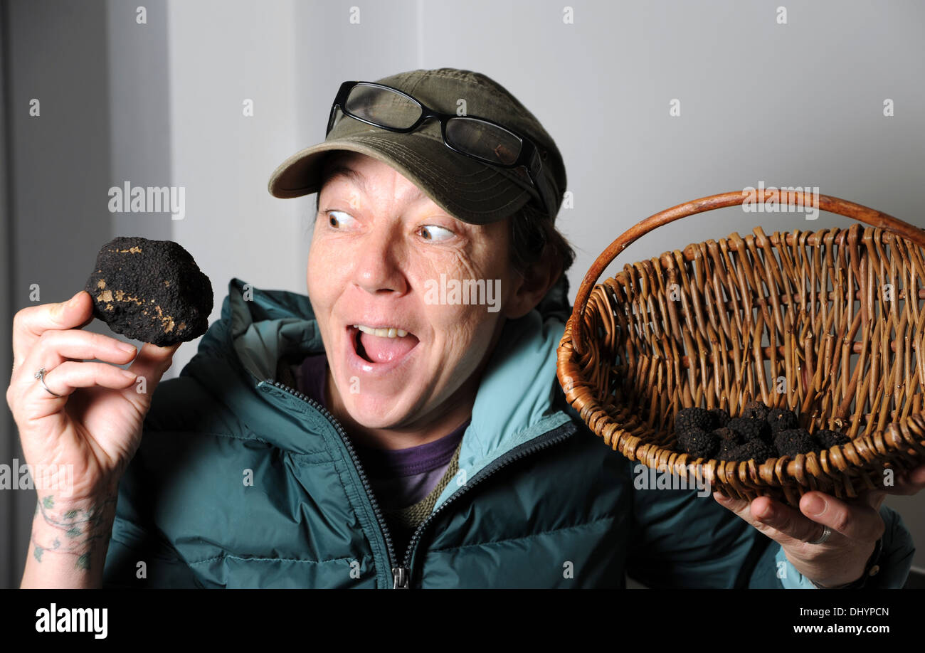 Truffle hunter Melissa Waddingham de Horsham à Sussex a récemment trouvé son plus gros spécimen à un endroit secret near Lewes Banque D'Images