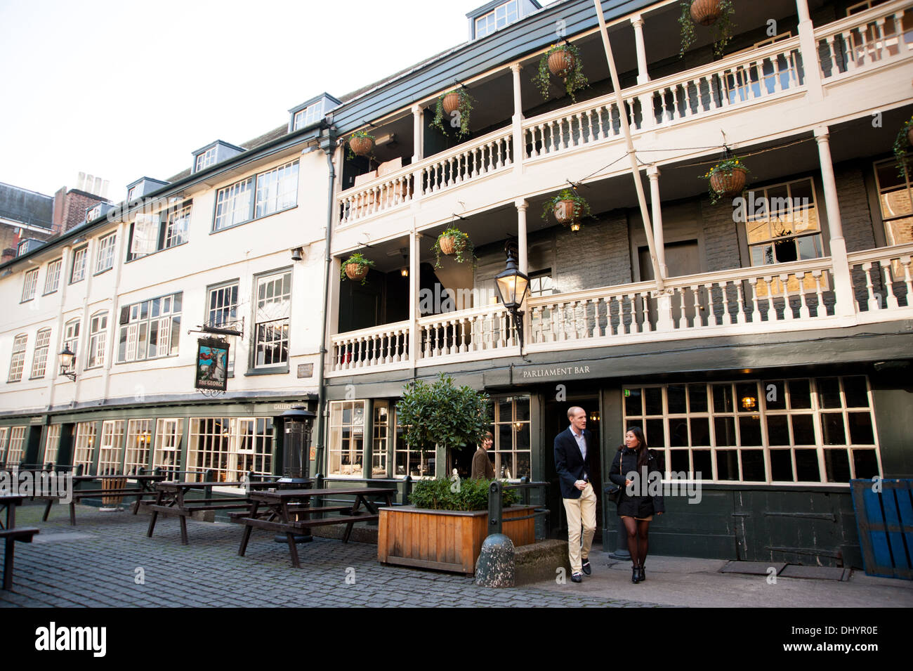 Le George Inn off Borough High Street datant du 17ème siècle, il est le dernier galerie inn - Southwark London UK Banque D'Images