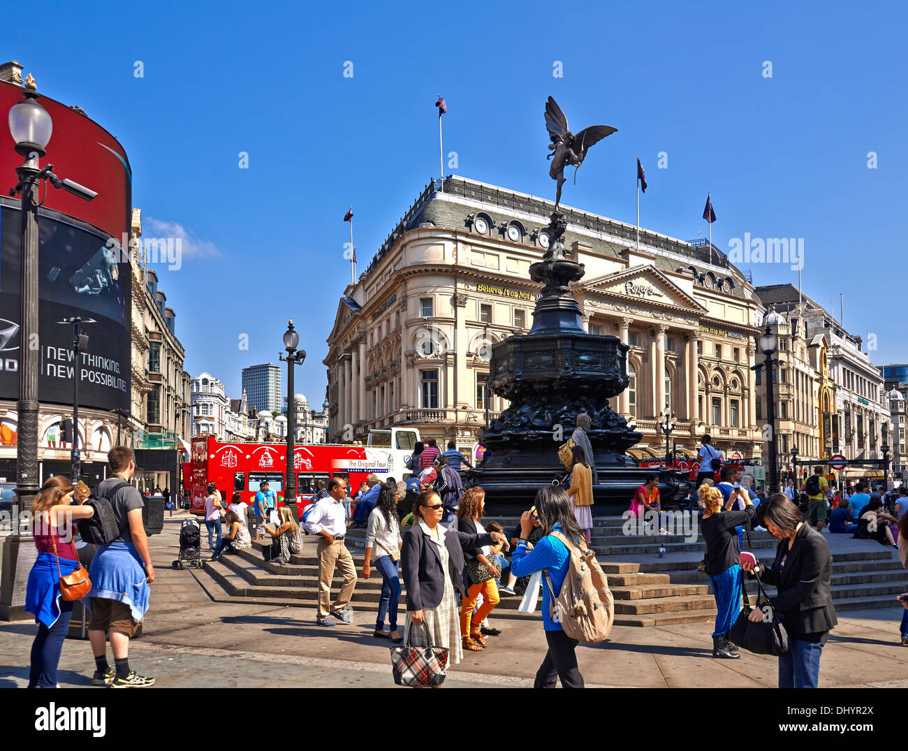Piccadilly Circus est un carrefour routier et un espace public du West End de Londres Banque D'Images