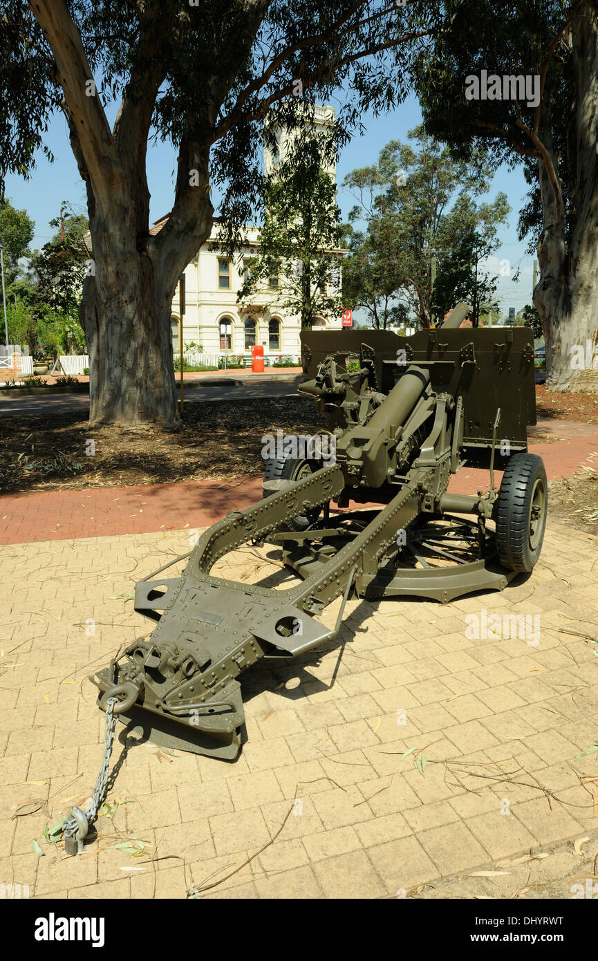 L'un des deux 25 pounder (QF) Canons de tir rapide à Stirling Park, Guildford, l'ouest de l'Australie. Banque D'Images