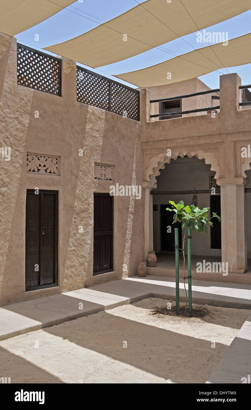 Cour ombragée, Quartier Al Bastakiya, Dubaï, Emirats Arabes Unis. Banque D'Images